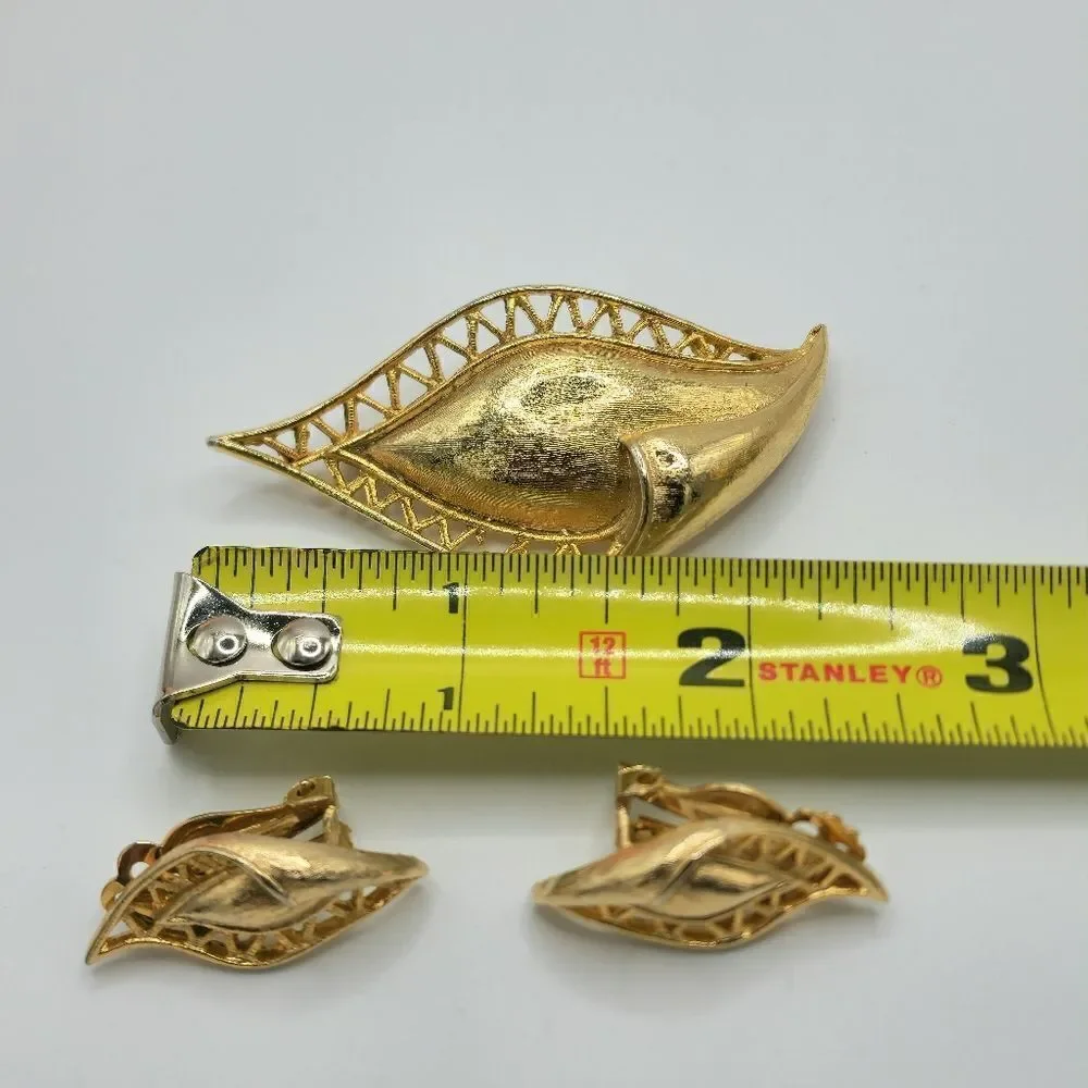 Vintage Gold brooch and clip on earrings set